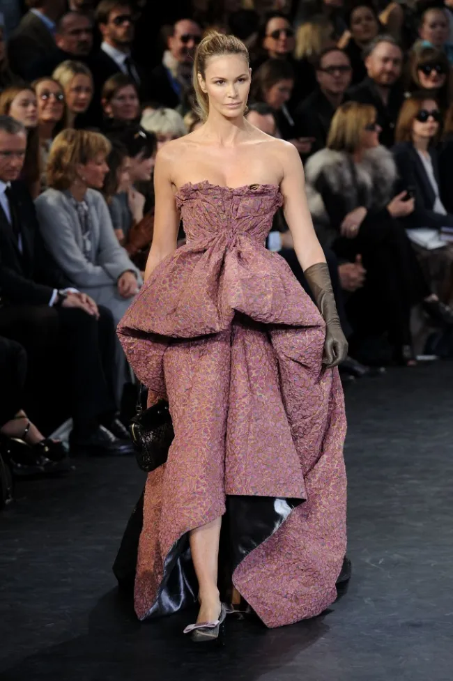 Elle MacPherson en la pasarela de Louis Vuitton, Semana de la Moda de París 2010.