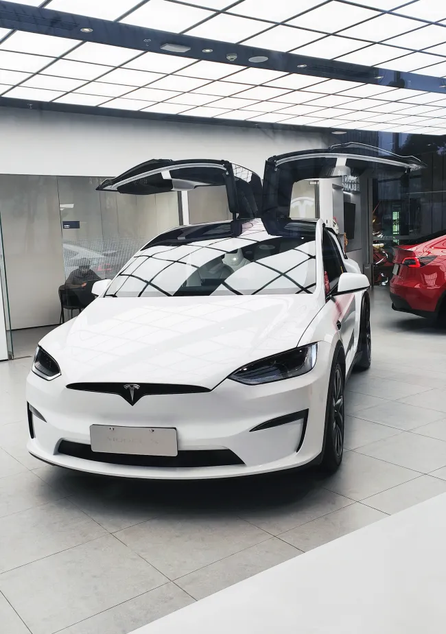 Un coche Tesla blanco.