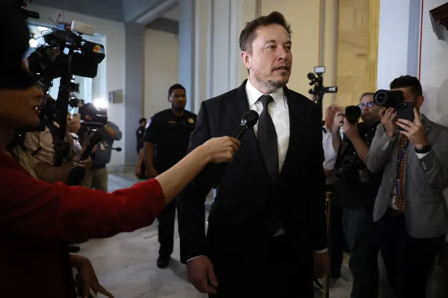 Elon Musk con miembros de los medios.