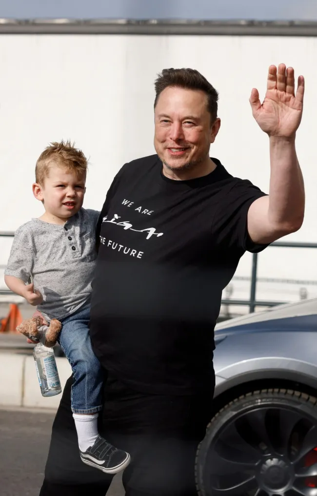 Elon Musk llevó a su hijo, X, a la planta de Tesla en Alemania.