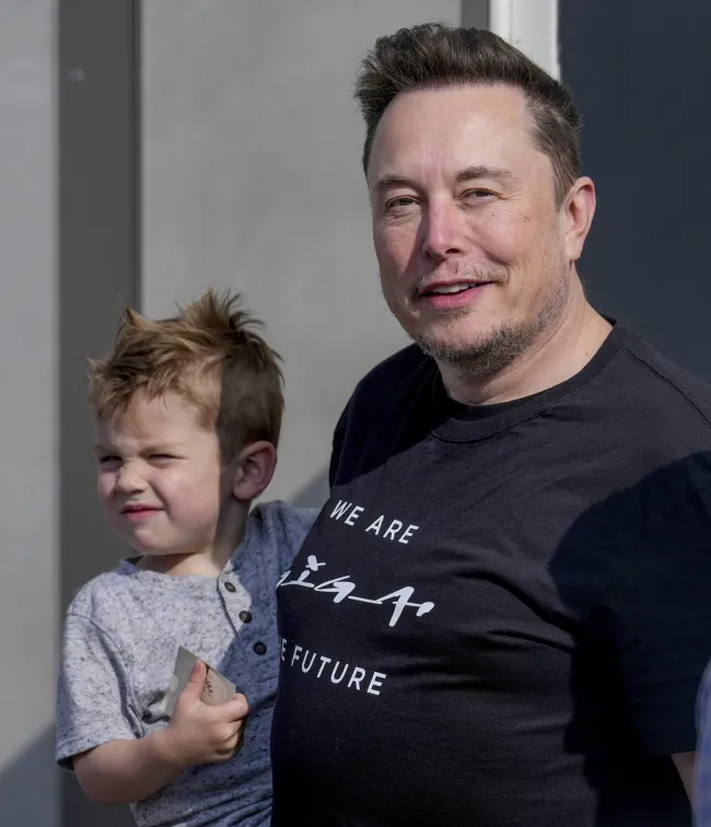 Elon Musk y su hijo, X.