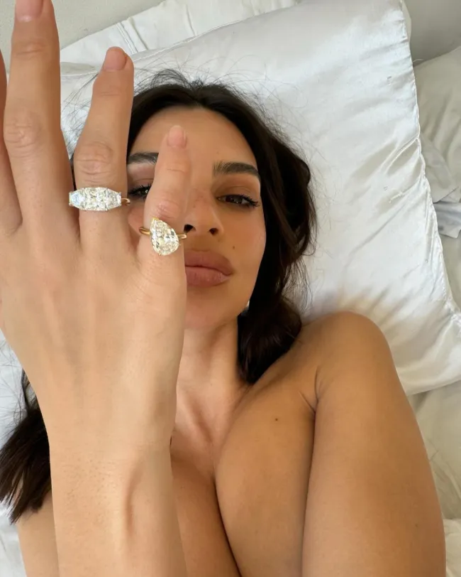 Emily Ratajkowski luciendo sus anillos de divorcio.