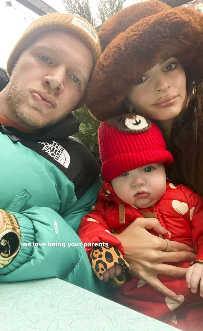 Emily Ratajkowski con Sebastian Bear-McClard y su hijo.