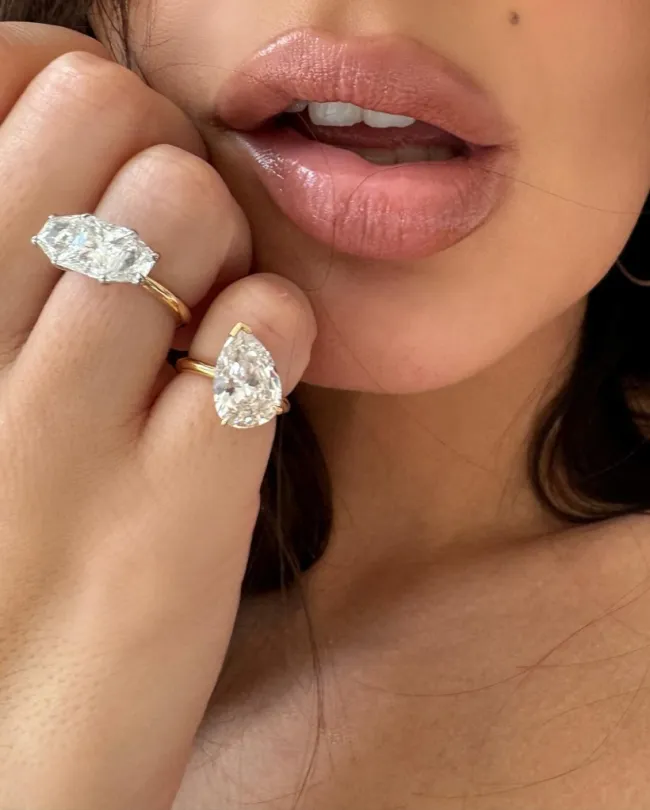 Emily Ratajkowski luciendo sus anillos de divorcio de Alison Lou.