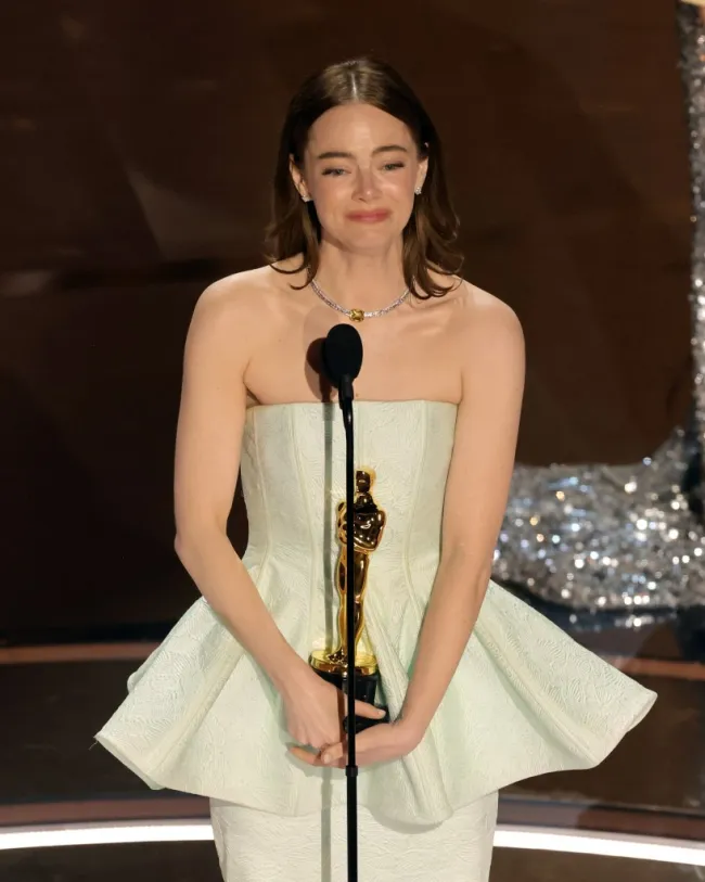 Emma Stone en los Oscar 2024.