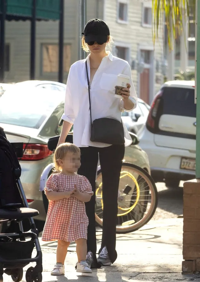 Emma Stone con su hija Louise.