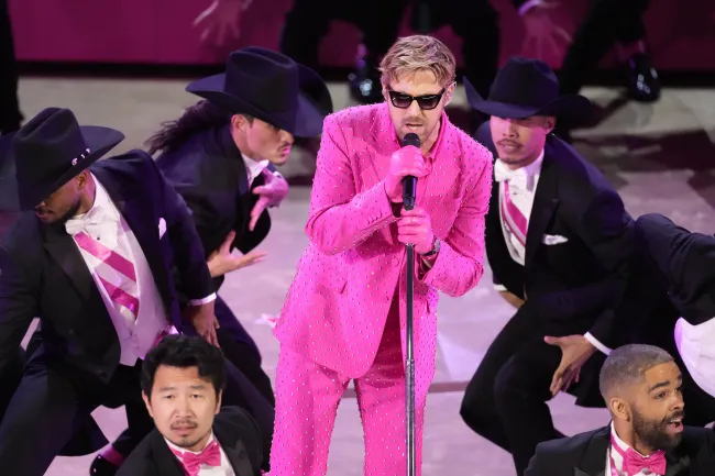Ryan Gosling cantando con un traje rosa