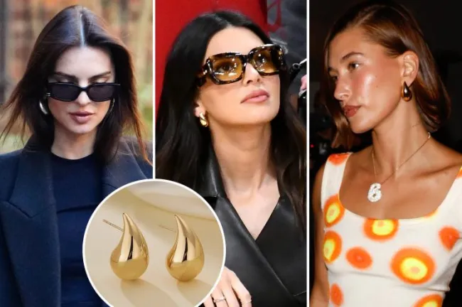 Emily Ratajkowski Kendall Jenner y Hailey Bieber con aretes dorados de Bottega con un inserto de otros aretes similares