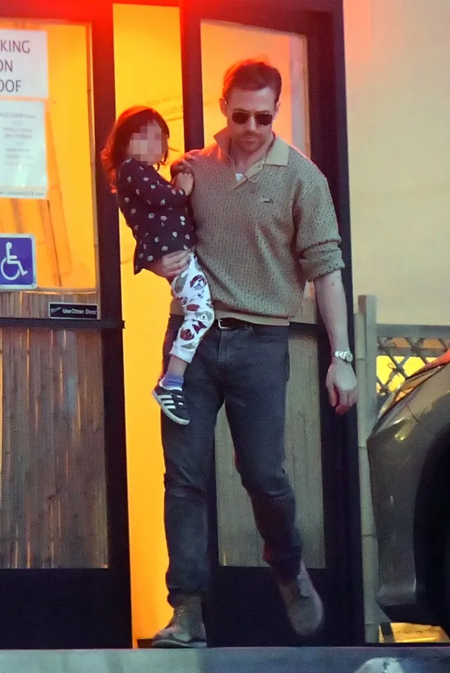 Ryan Gosling sosteniendo a su hija.