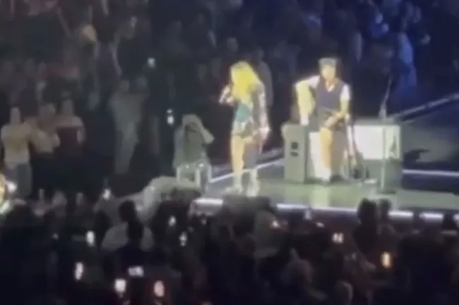 Madonna critica a un asistente al concierto en silla de ruedas por sentarse en el espectáculo.