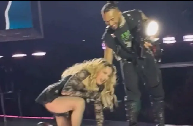 Madonna cayendo en un concierto.