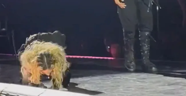 Madonna cayendo en un concierto.