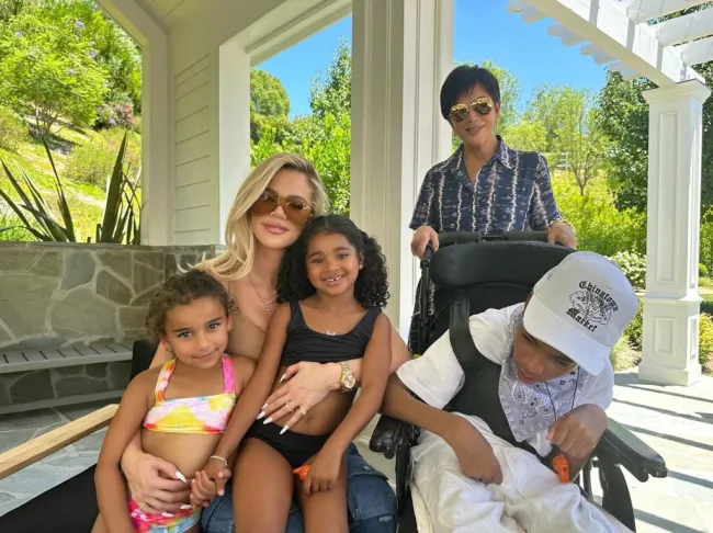 Khloé Kardashian con sus hijos, el hermano de Tristan Thompson y Kris Jenner.