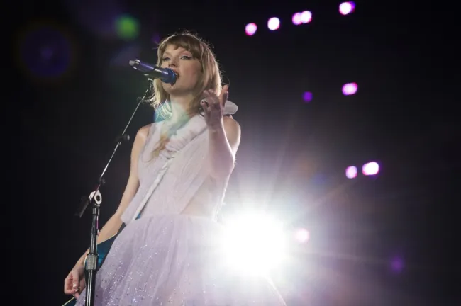 Taylor Swift en el escenario.