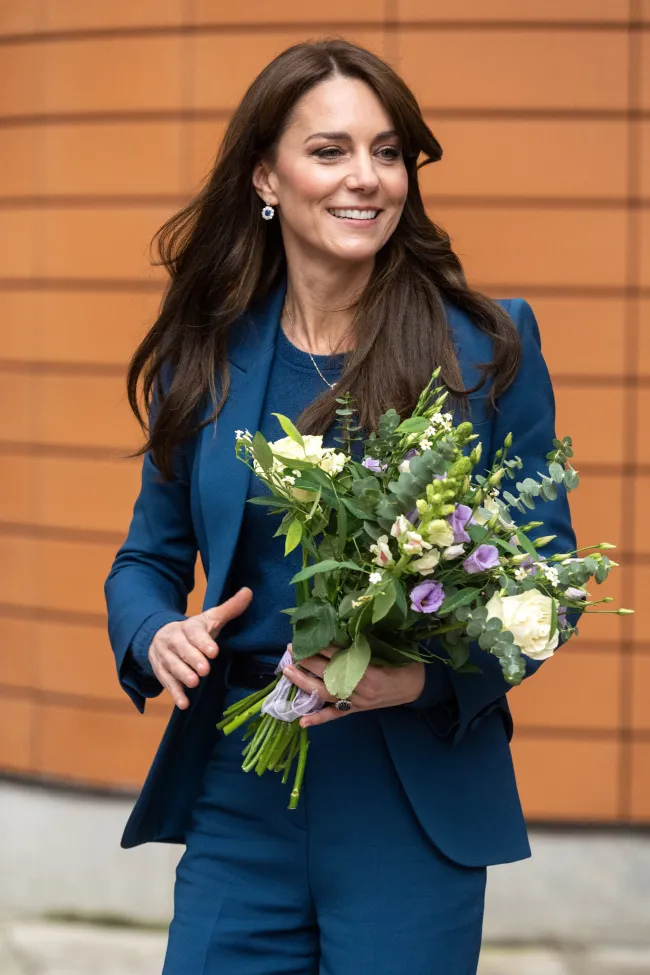 Kate Middleton sosteniendo flores.