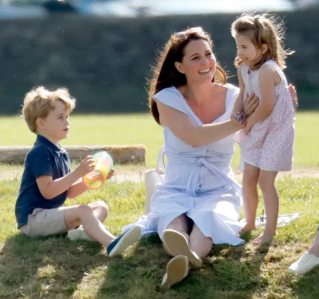 Kate Middleton y sus dos hijos.