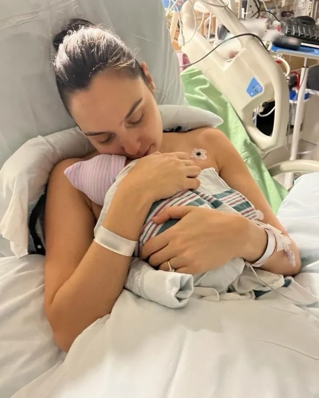 Gal Gadot sosteniendo a su recién nacido.