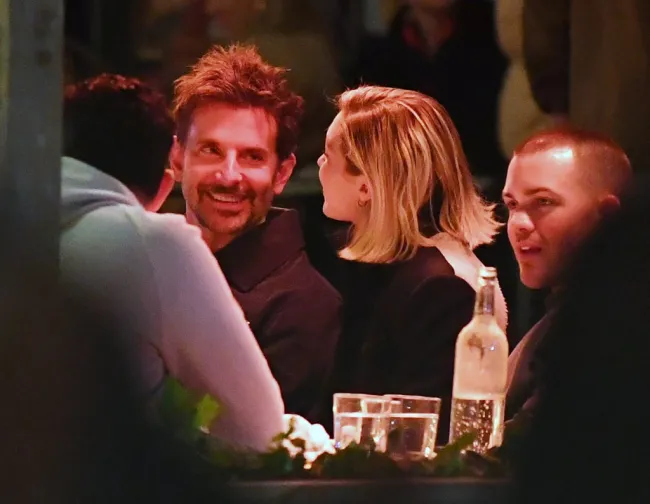Gigi Hadid y Bradley Cooper en Vía Carota.