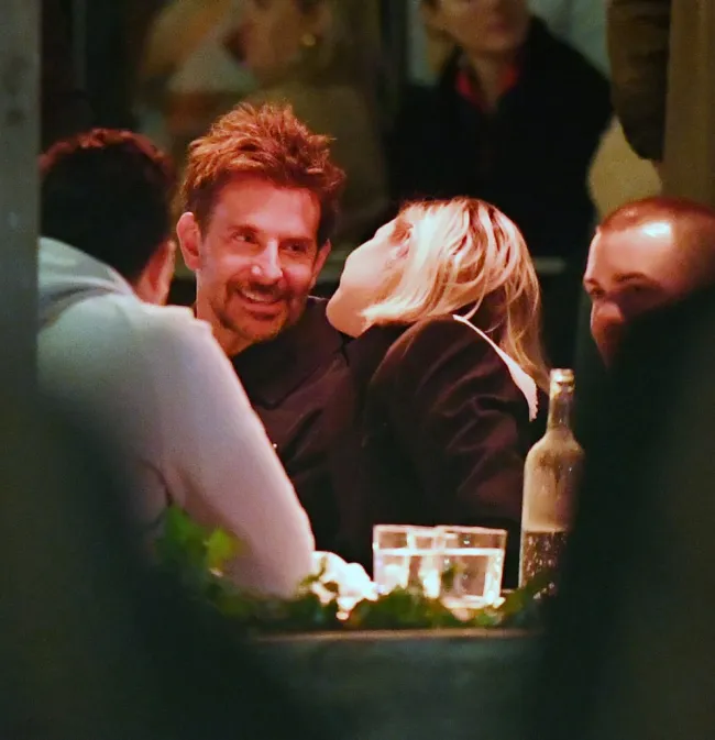 Gigi Hadid y Bradley Cooper en Vía Carota.