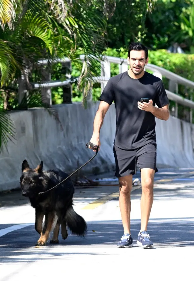 Joaquim Valente paseando a un perro