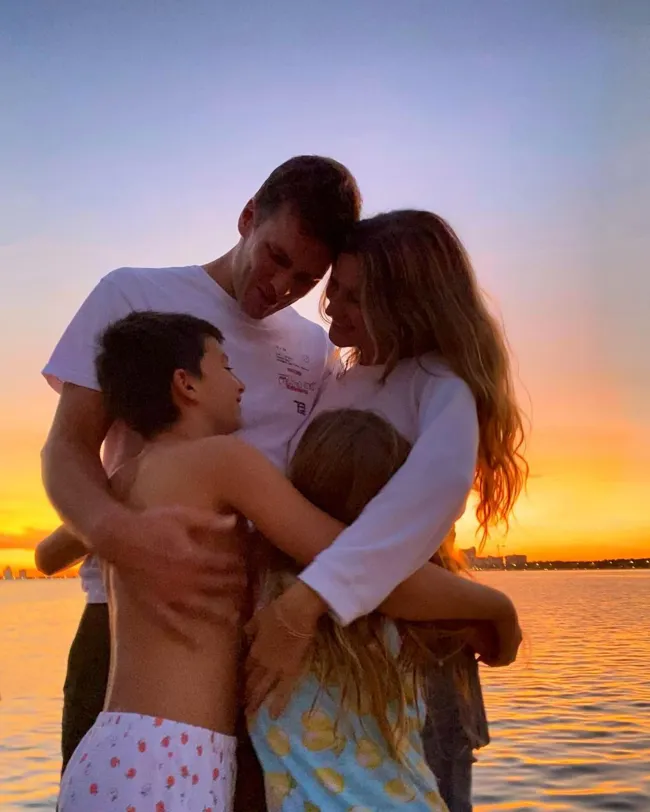 Tom Brady y Gisele Bündchen abrazando a su hijo e hija