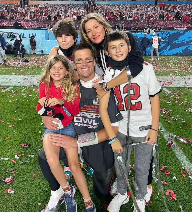 Tom Brady y Gisele Bundchen posando con sus tres hijos