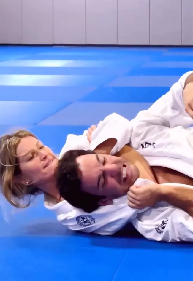 Gisele Bündchen luchando contra Joaquim Valente en una estera de jiu-jitsu