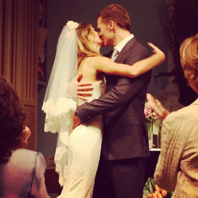 Gisele Bündchen y Tom Brady besándose el día de su boda