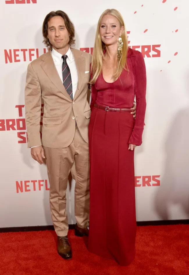 Gwyneth Paltrow y Brad Falchuk en la alfombra roja.