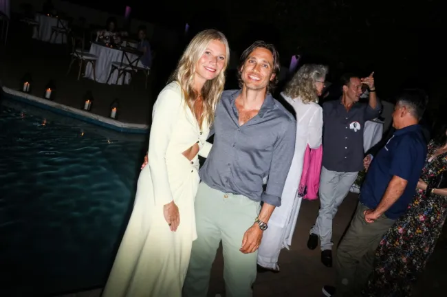 Gwyneth Paltrow y Brad Falchuk en una fiesta.