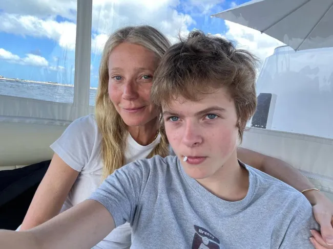 Gwyneth Paltrow con su hijo Moses en una selfie en un barco