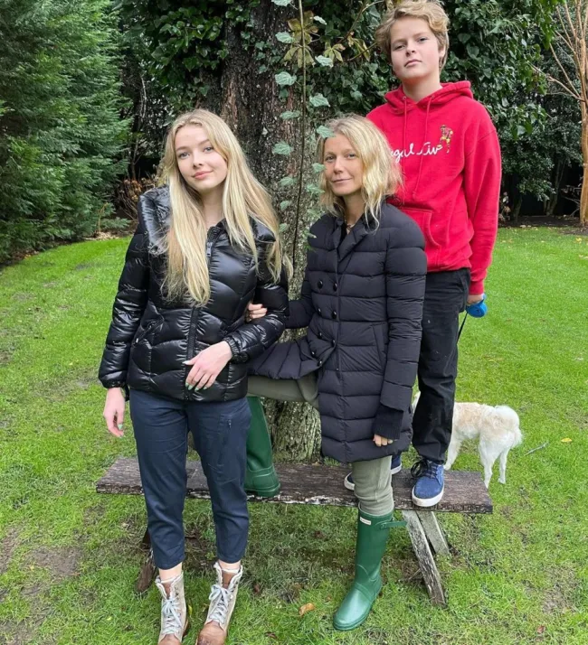 Gwyneth Paltrow con sus hijos y su perro en el patio.