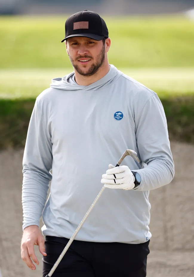 Josh Allen jugando al golf