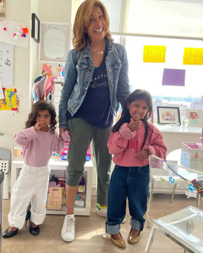 Hoda Kotb posando con sus hijas