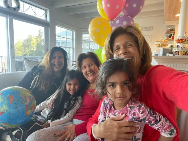 Un selfie de Hoda Kotb con sus hijas y su mamá