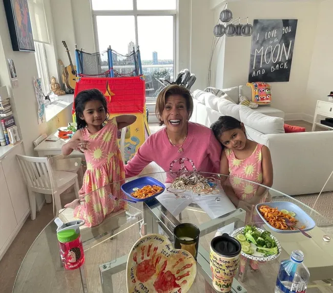 Hoda Kotb sentada con sus dos hijas