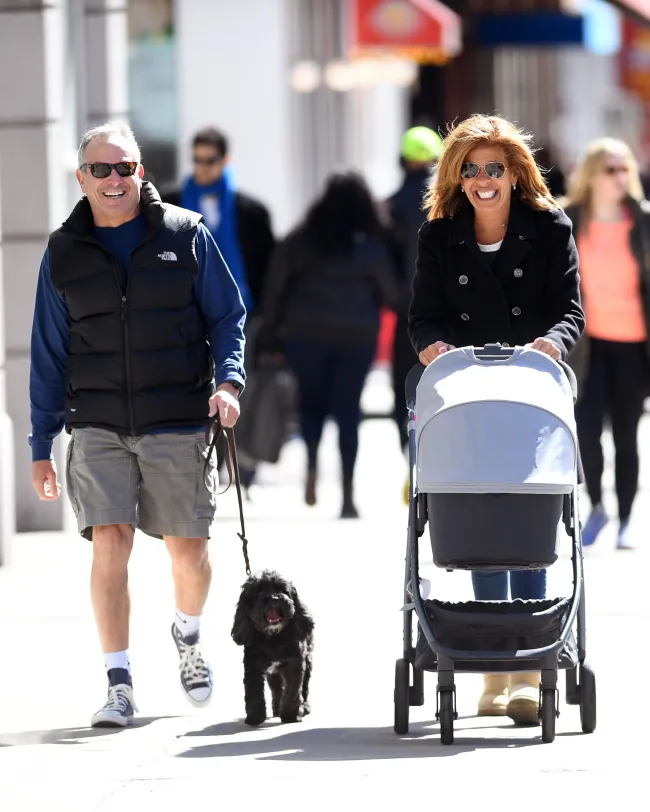 Joel Schiffman y Hoda Kotb paseando juntos con un cochecito y un perro.