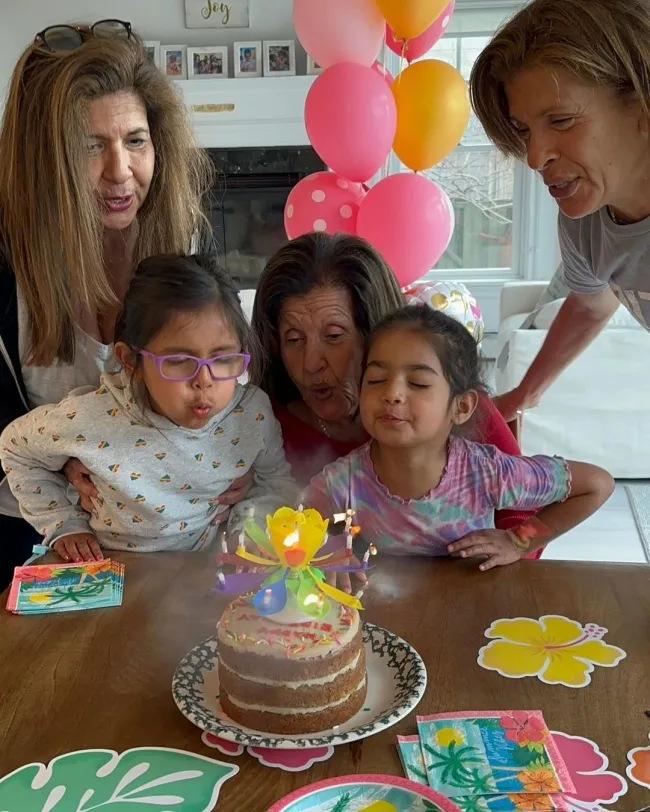 Hoda Kotb sopla las velas de cumpleaños con sus hijas