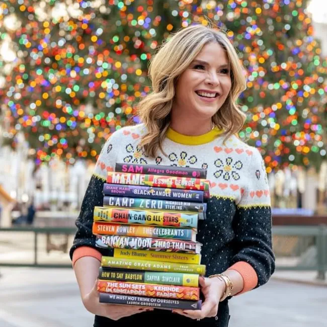 Jenna Bush Hager sosteniendo libros.