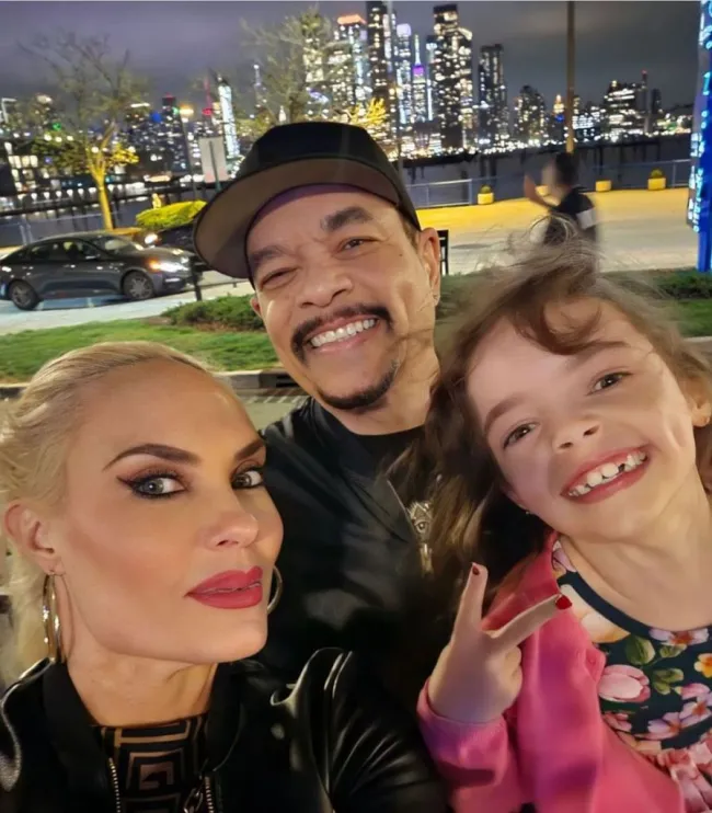 Coco Austin, Ice-T y Chanel en una selfie.