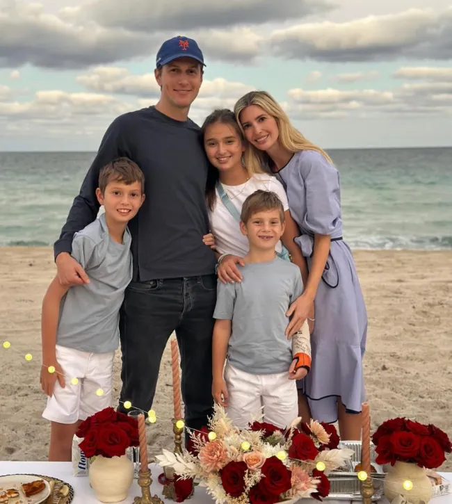 Jared Kushner e Ivanka Trump con sus tres hijos en la playa.