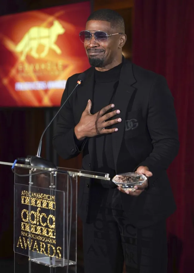 Jamie Foxx asiste a los premios AAFCA Special Achievement Awards.