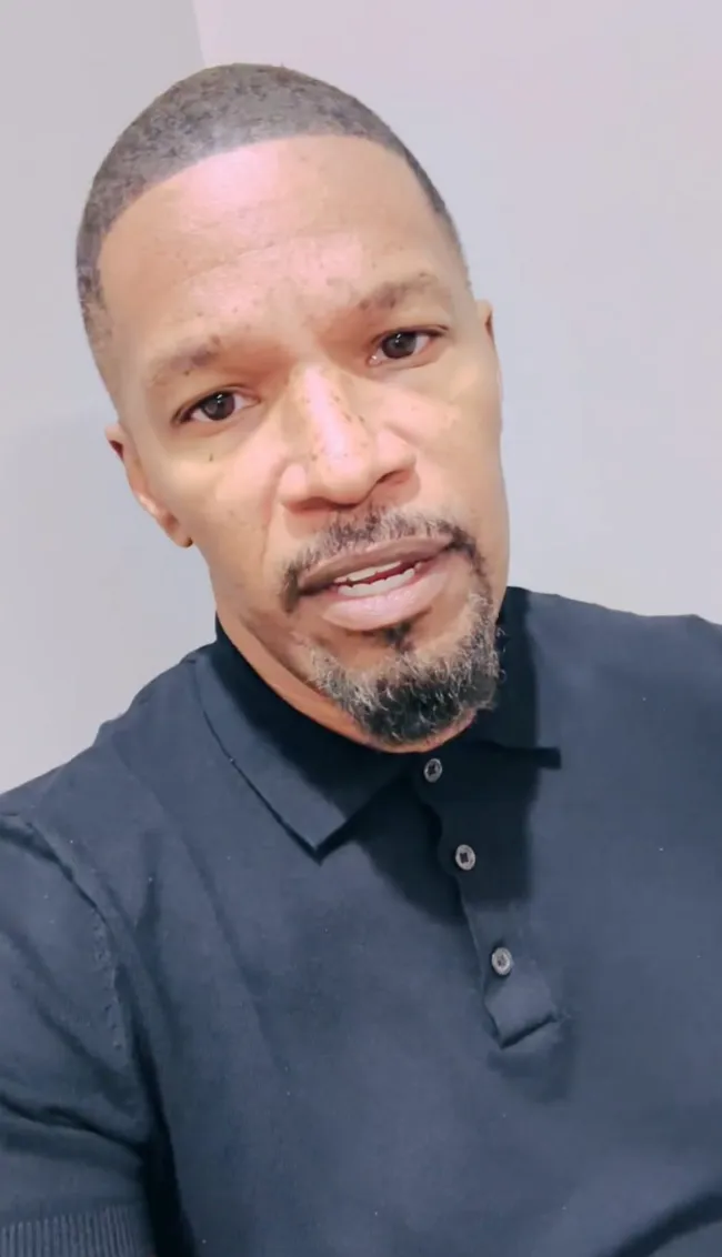 Captura de pantalla de Jamie Foxx hablando en un vídeo de Instagram.