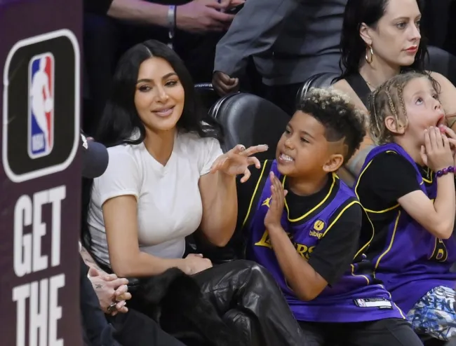 Kim Kardashian con su hijo