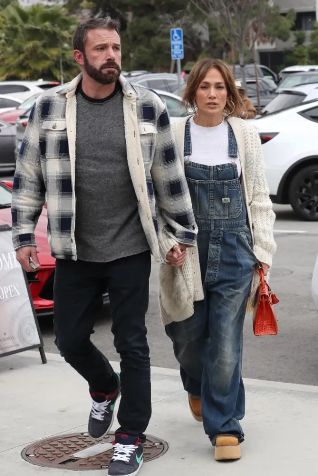 Jennifer López y Ben Affleck tomados de la mano en Los Ángeles.