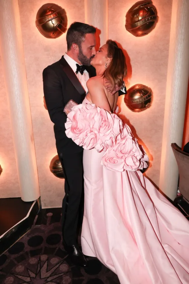 Jennifer López y Ben Affleck besándose.