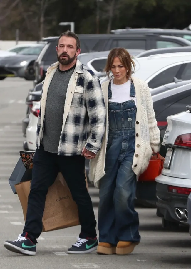 Jennifer López y Ben Affleck tomados de la mano en Los Ángeles.
