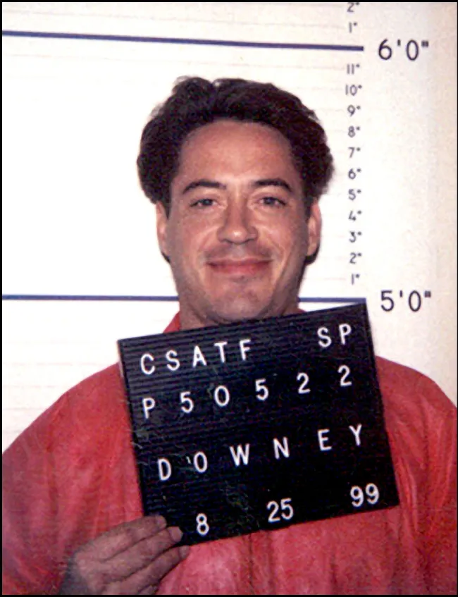 robert downey jr sosteniendo su cartel de recluso