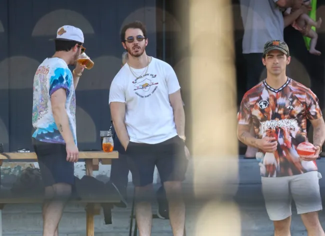 Joe Jonas, Kevin Jonas y Nick Jonas pasando el rato en Sydney, Australia.