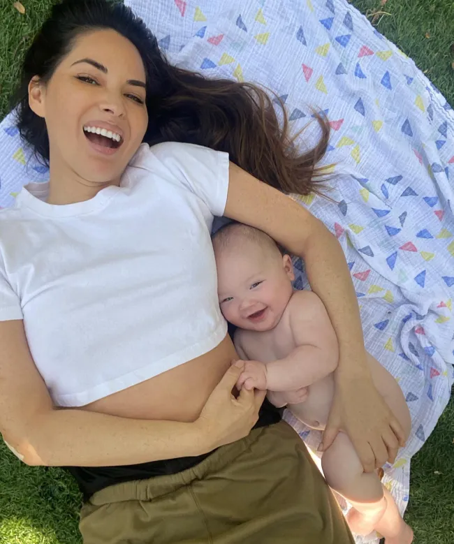 Olivia Munn riendo con su bebé.